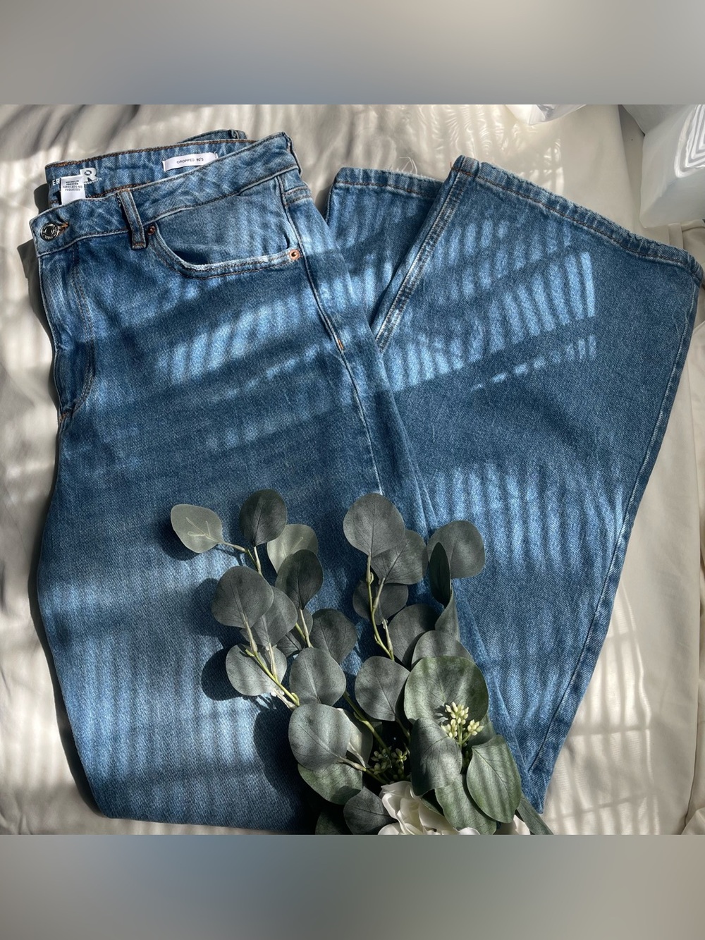 Forever 21 Cropped 90’s medium blue denim wash jeans